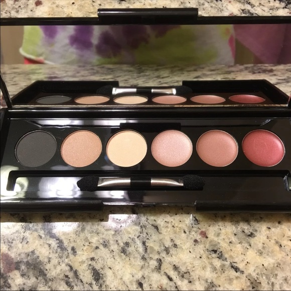 Makeup - Picture 2 of 4